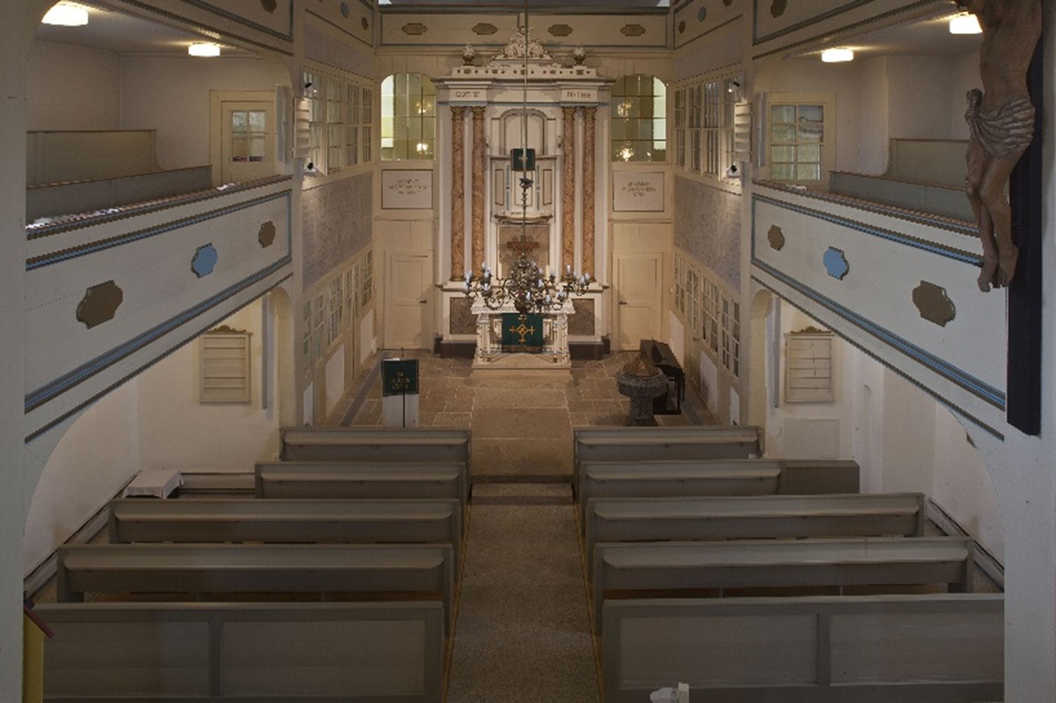 Kirchenschiff und Altarraum nach Sanierung - Gesamteindruck Perspektive von der Orgelempore