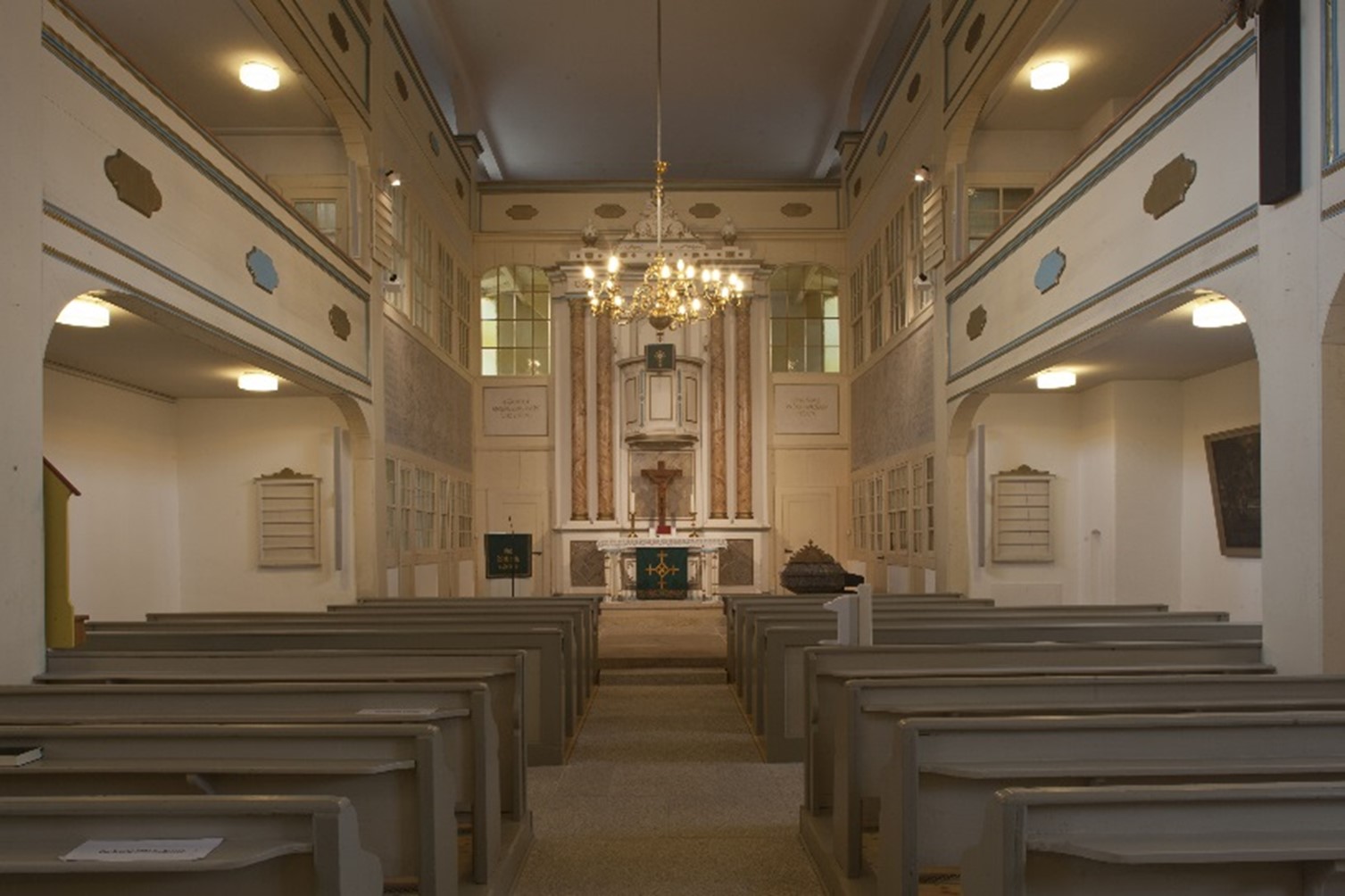 Kirchenschiff und Altarraum nach Sanierung - Gesamteindruck