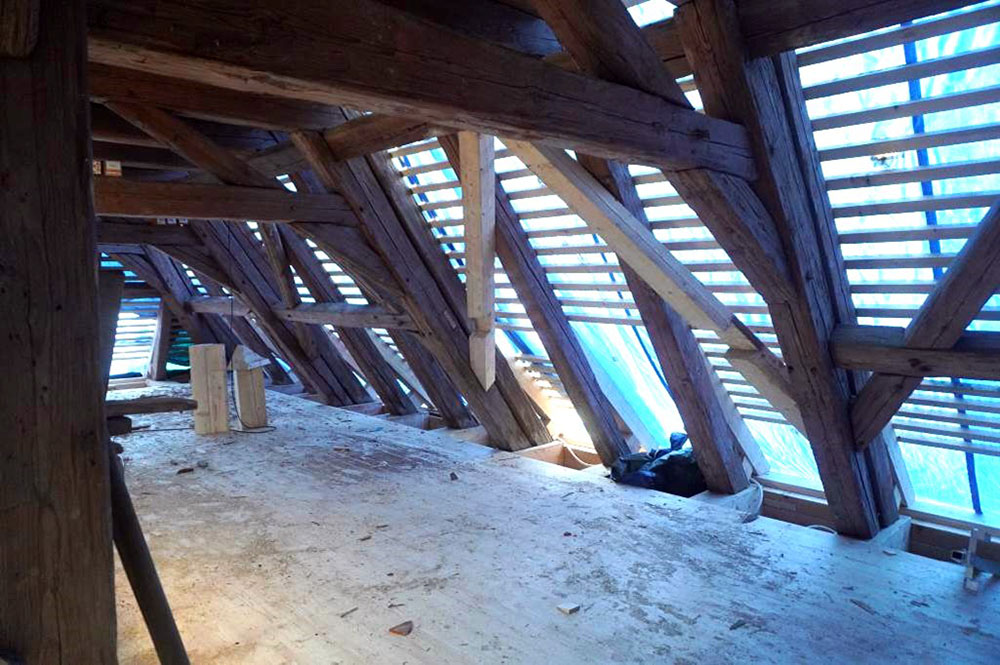 Bild 18 | neue Dachlattung und neu verlegte Dielung auf Decke über Kirchenschiff im Dachraum