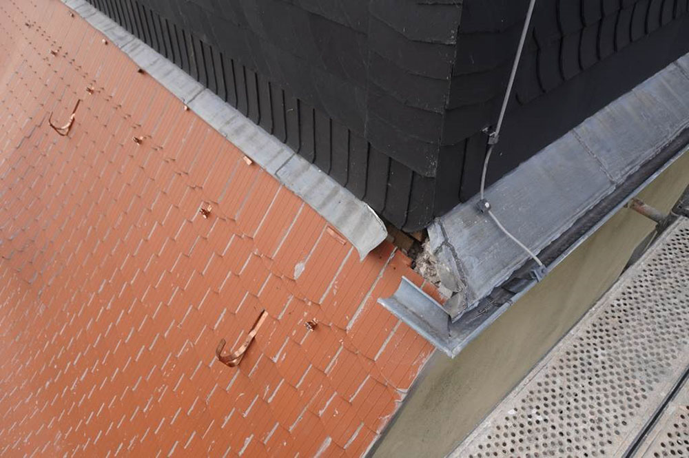 Bild 24 | Blitzschutzhalter und Sicherheits-Dachhaken unterhalb Dachreiter, Dachrinne und Anschlussblech